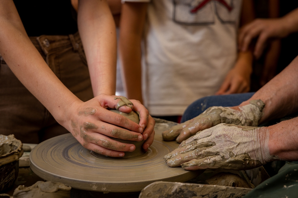 Lavorazione ceramica al tornio a a Urbania (Marche) 