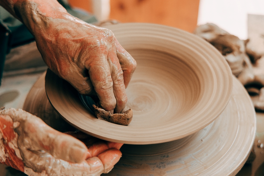 Lavorazione ceramica al tornio a a Urbania (Marche)